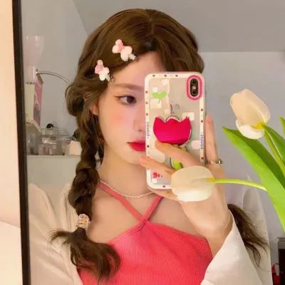 给小酒馆女子喝高杯酒